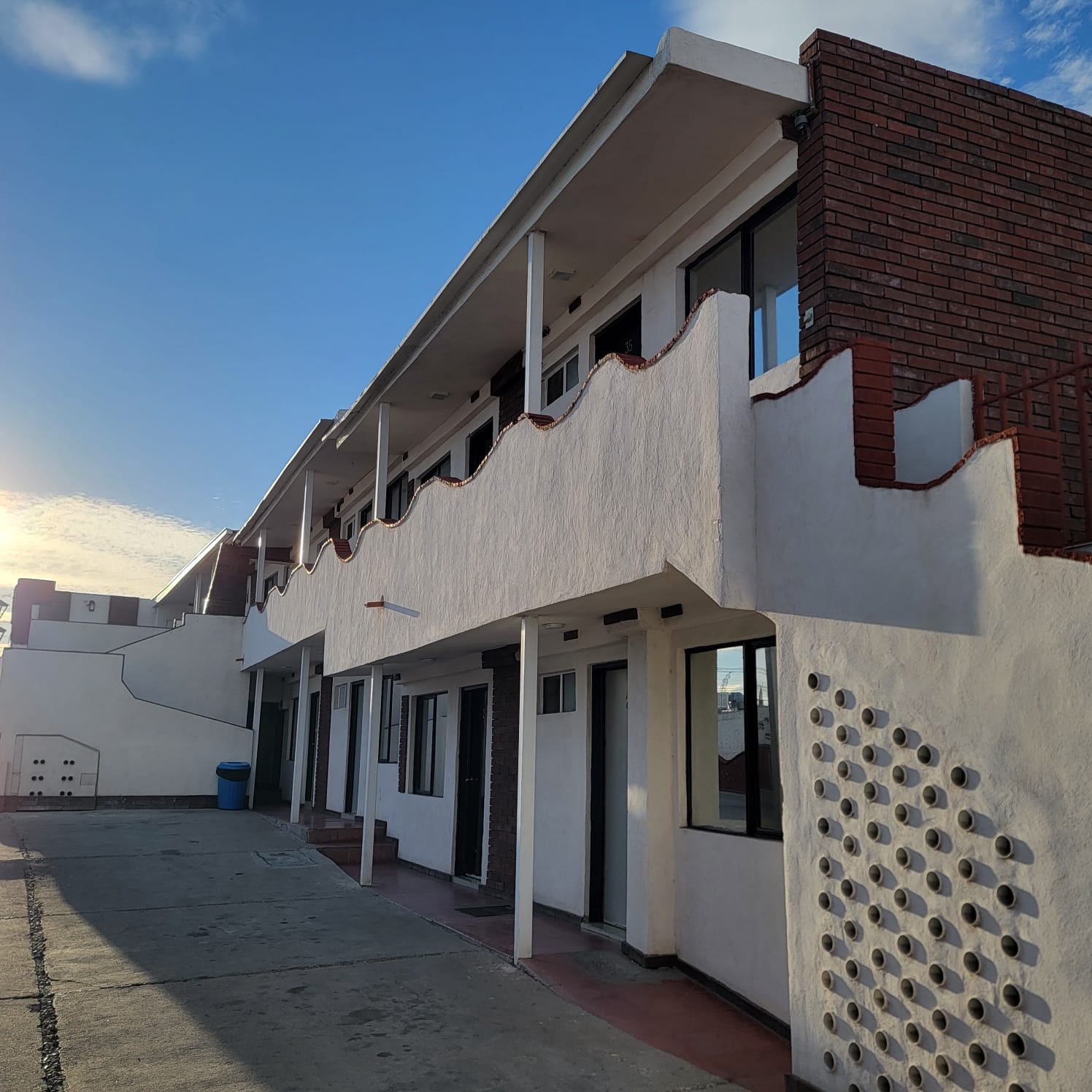 Pasillo exterior del hotel